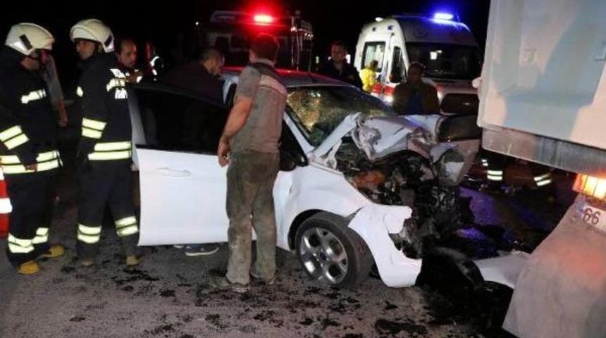 Otomobil Hafriyat Kamyonuna &Ccedil;arptı: 1 &Ouml;l&uuml;, 1 Yaralı