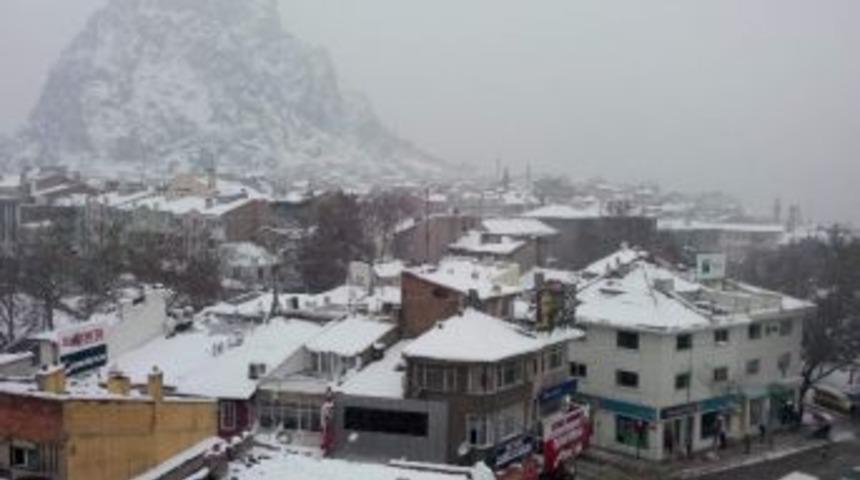 Afyonkarahisar&rsquo;da Kar Yağışı Yeniden Başladı