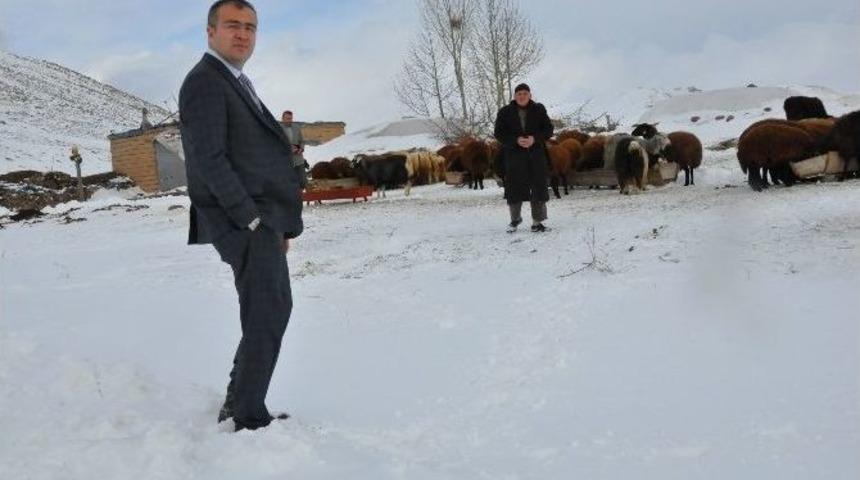 Patnos Kaymakamı Mahmuthan Arslan Kapalı K&ouml;y Yollarındaki Yol A&ccedil;ma &Ccedil;alışmalarını Yerinde Takip Etti