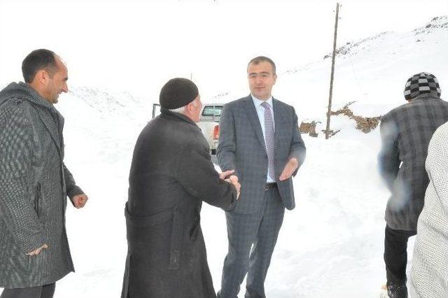 Patnos Kaymakamı Mahmuthan Arslan Kapalı Köy Yollarındaki Yol Açma Çalışmalarını Yerinde Takip Etti