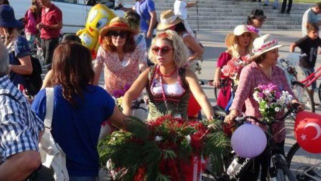 Mersin'de 'süslü Kadınlar Bisiklet Turu'