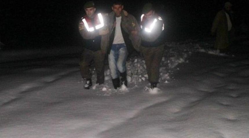 Yaylada Mahsur Kalan Besici Kurtarıldı