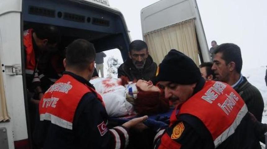 YOLCU OTOB&Uuml;S&Uuml; İLE MİNİB&Uuml;S &Ccedil;ARPIŞTI: 2 &Ouml;L&Uuml;,11 YARALI