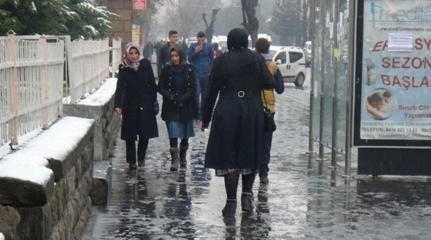 Tatvan&rsquo;da Kar Yağışı