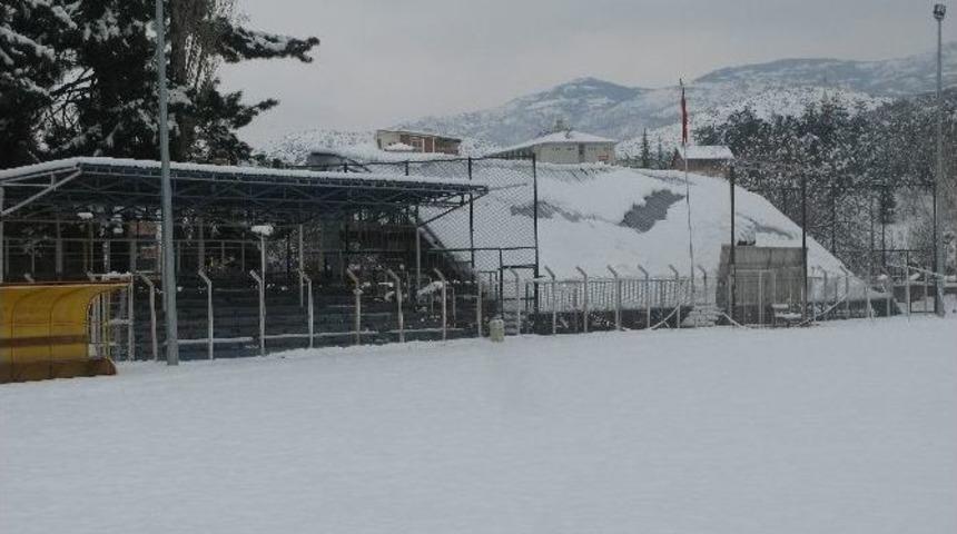 Niksar&rsquo;da Trib&uuml;n&uuml;n &Ccedil;atısı &Ccedil;&ouml;kt&uuml;