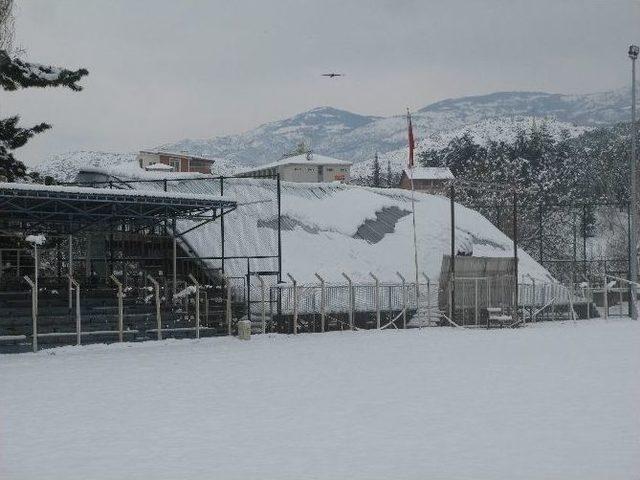 Niksar’da Tribünün Çatısı Çöktü