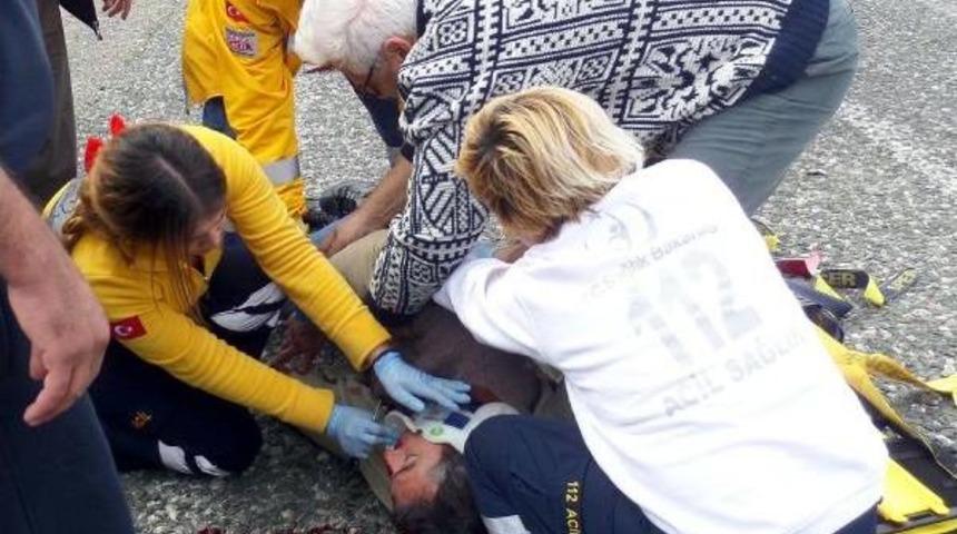 Hollandalı Turistin Kullandığı Minib&uuml;se &Ccedil;arpan Motosikletli Yaralandı