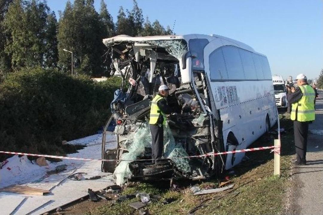 Yolcu Otob&uuml;s&uuml; Tır&rsquo;a &Ccedil;arptı: 2 &Ouml;l&uuml;, 15 Yaralı