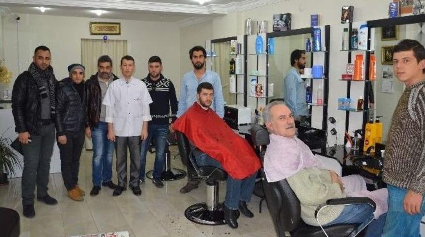 Manisalı Kuaf&ouml;r Gazetecileri &Uuml;cretsiz Tıraş Etti