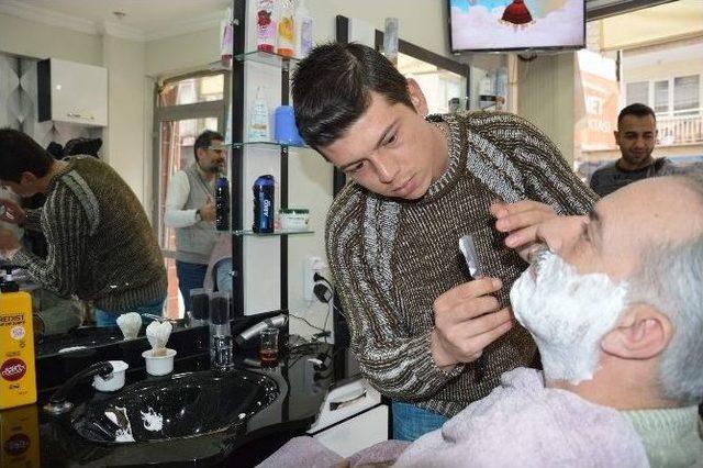 Manisalı Kuaf&ouml;r Gazetecileri &Uuml;cretsiz Tıraş Etti 1