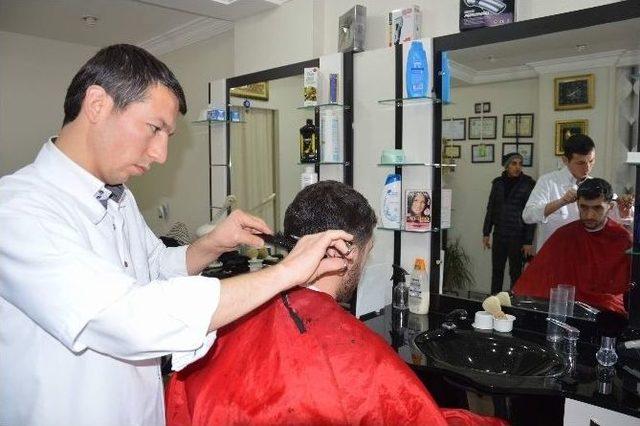 Manisalı Kuaf&ouml;r Gazetecileri &Uuml;cretsiz Tıraş Etti 2