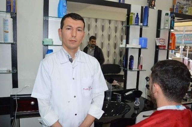 Manisalı Kuaf&ouml;r Gazetecileri &Uuml;cretsiz Tıraş Etti 3