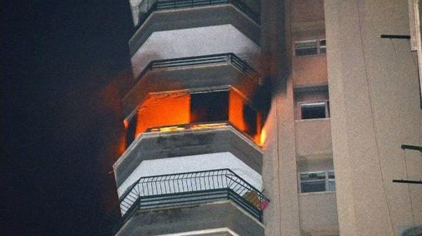 İtfaiye 14'&uuml;nc&uuml; Kattaki Yangında Mahsur Kalan 'zeytin' Isimli K&ouml;peği Kurtardı