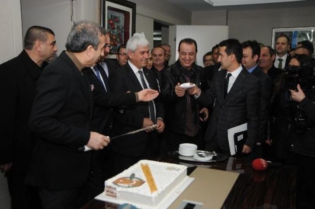 Bakan Eker&rsquo;den Gazetecilere Pastalı Kutlama