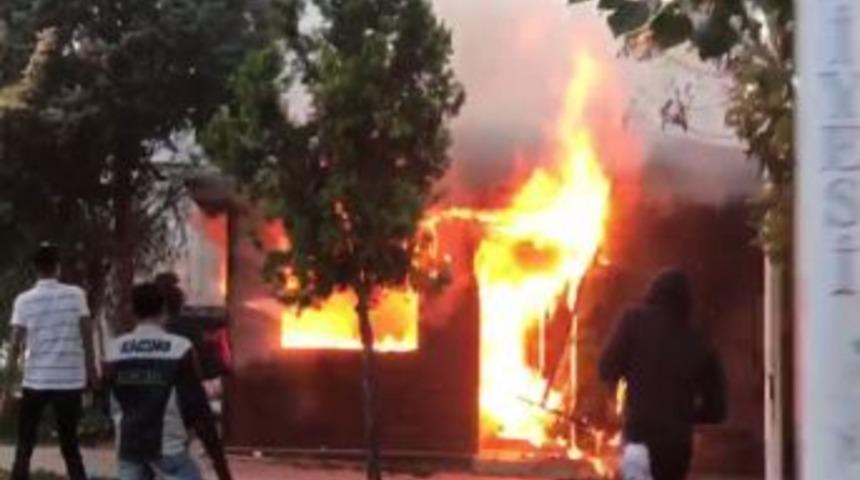 Beylikd&uuml;z&uuml;&rsquo;nde Taksi Kul&uuml;besinde Korkutan Yangın