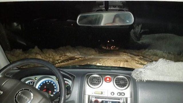 Yolda Mahsur Kalan Paletli Ambulansı İl &Ouml;zel İdare Ekipleri Kurtardı 1