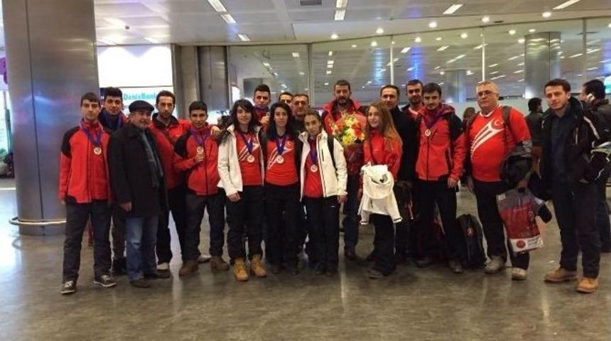 Gen&ccedil; Milli Curling Takımı Yurda D&ouml;nd&uuml;