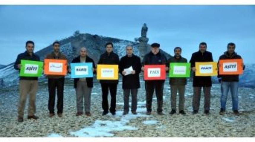 Kahta&rsquo;da Gazeteciler Tarihi Karakuş Tepesinde &lsquo;barış&rsquo; Dedi