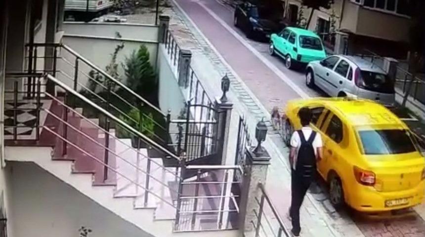 (&ouml;zel Haber) Minik K&ouml;peği Ezen Taksi Şof&ouml;r&uuml;n&uuml;n Ardına Bakmadan Ka&ccedil;ması Kamerada