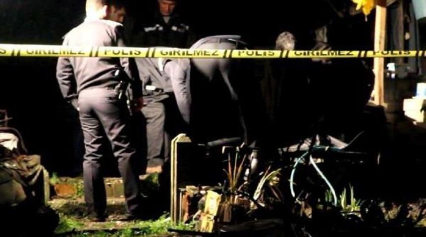 UYUŞTURUCU BAĞIMLISI GEN&Ccedil;, ANNESİNİ BOĞAZINI KESİP &Ouml;LD&Uuml;RD&Uuml;, 2 KARDEŞİNİ YARALAYIP KA&Ccedil;TI