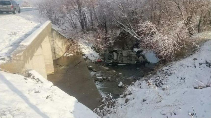 Otomobil Dereye D&uuml;şt&uuml;: 4 Yaralı