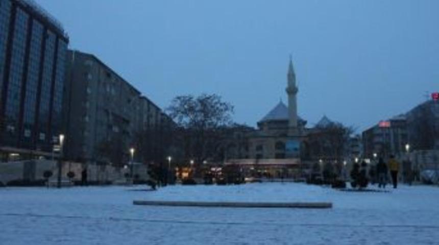 Şiddetli Kar Kırşehir’de Yolları Kapattı