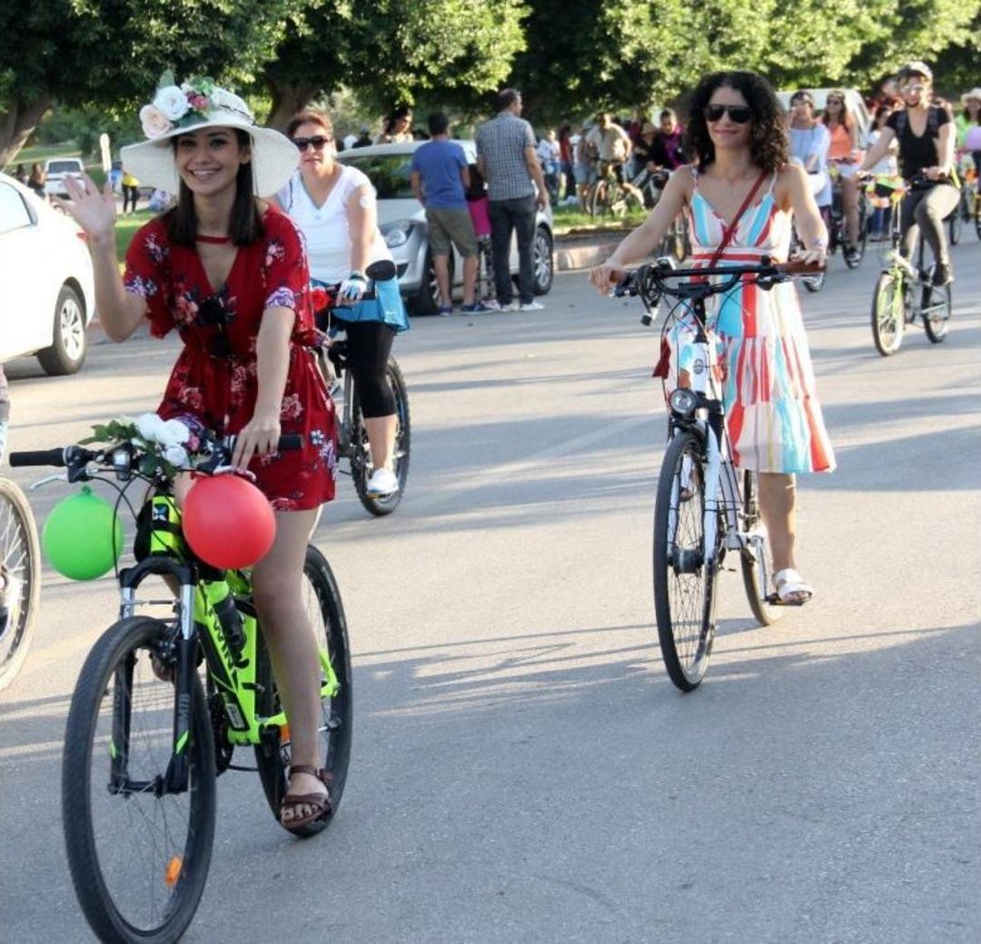 S&uuml;sl&uuml; Kadınlar "egzoz Kokusuna Karşı Parf&uuml;m Kokusu" Sloganıyla Pedal &Ccedil;evirdi