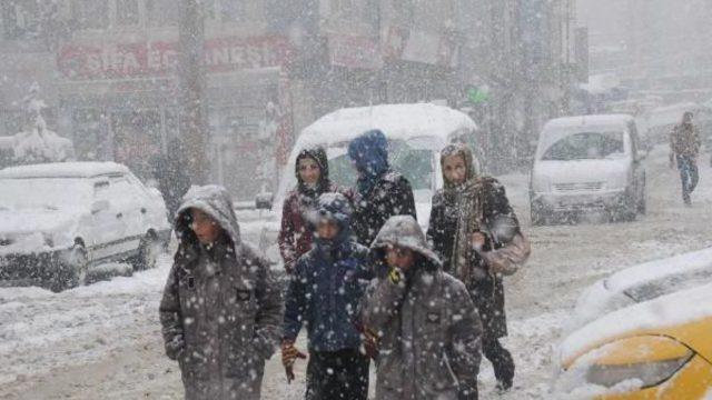 HAKKARİ VE BİTLİS'TE KAR YOLLARI KAPATTI
