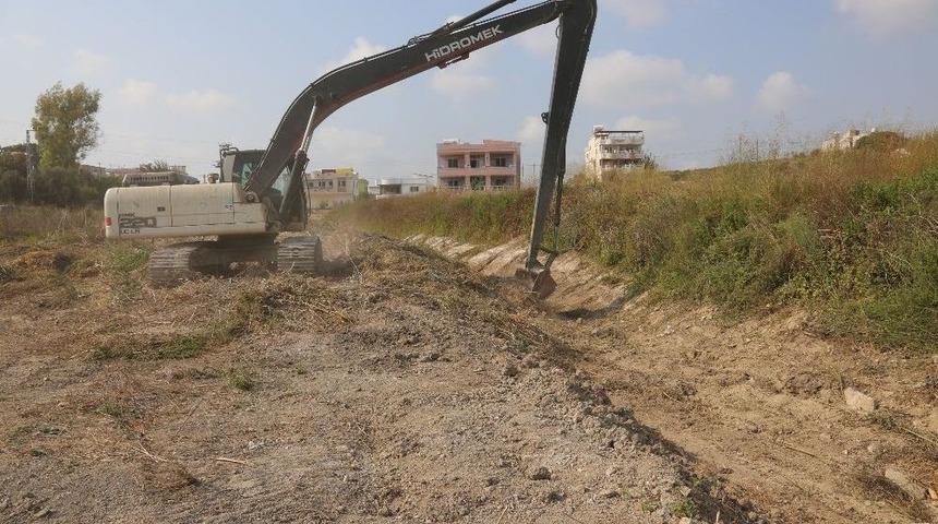 Aski, Karataş&rsquo;ta Dereleri Temizliyor