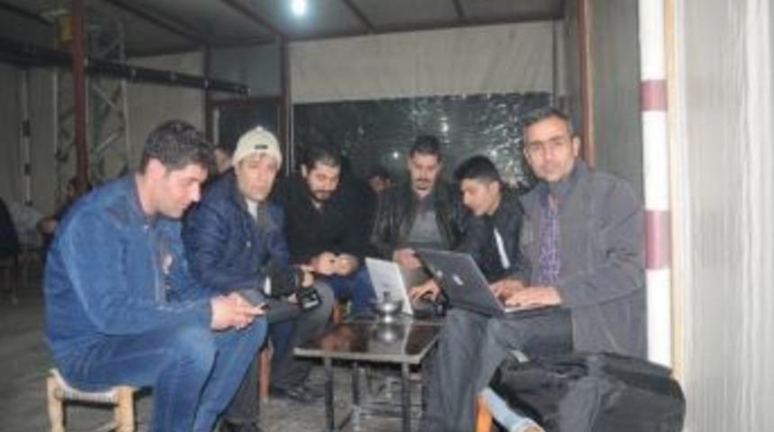 Gazeteciler 10 Ocak &Ccedil;alışan Gazeteciler G&uuml;n&uuml;nde Kahvede Bir Araya Geldi