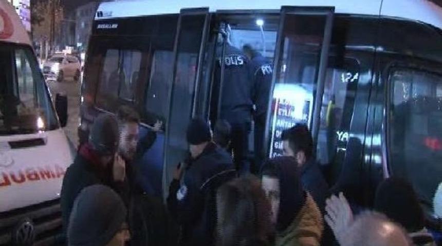 Yolcu Minib&uuml;s&uuml;nde Rastgele Ateş A&ccedil;tı: 2 Yaralı