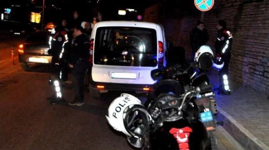 Polis, Minib&uuml;s&uuml;n Kapısını A&ccedil;ınca Ka&ccedil;aklarla Karşılaştı