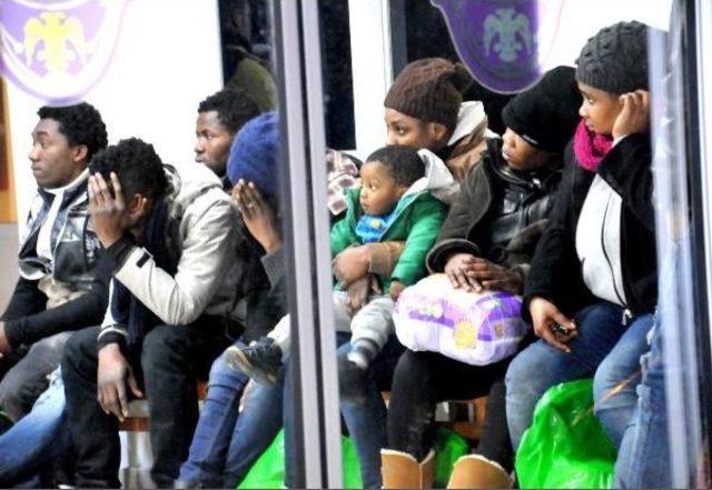 Polis, Minib&uuml;s&uuml;n Kapısını A&ccedil;ınca Ka&ccedil;aklarla Karşılaştı 2