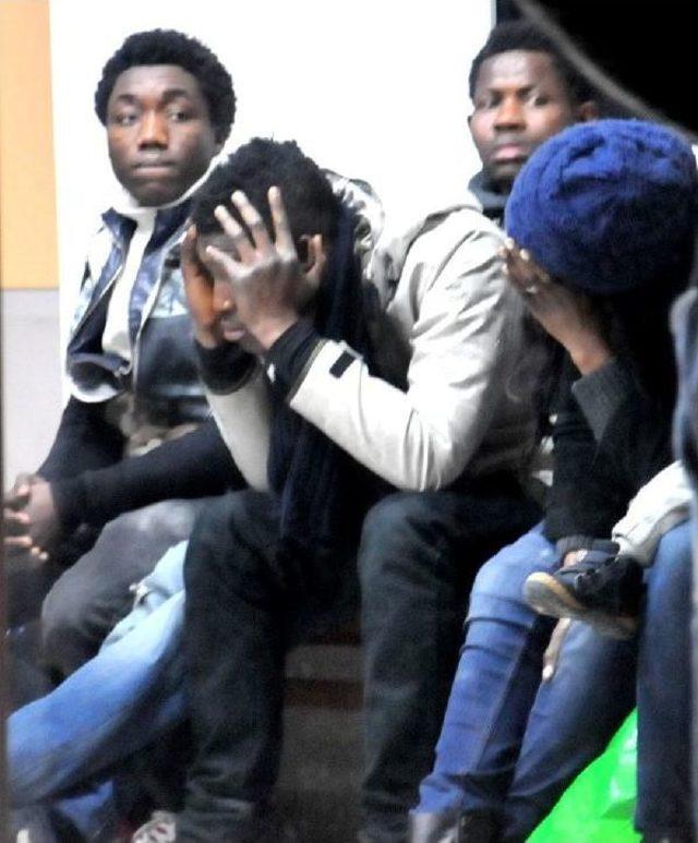 Polis, Minib&uuml;s&uuml;n Kapısını A&ccedil;ınca Ka&ccedil;aklarla Karşılaştı 3