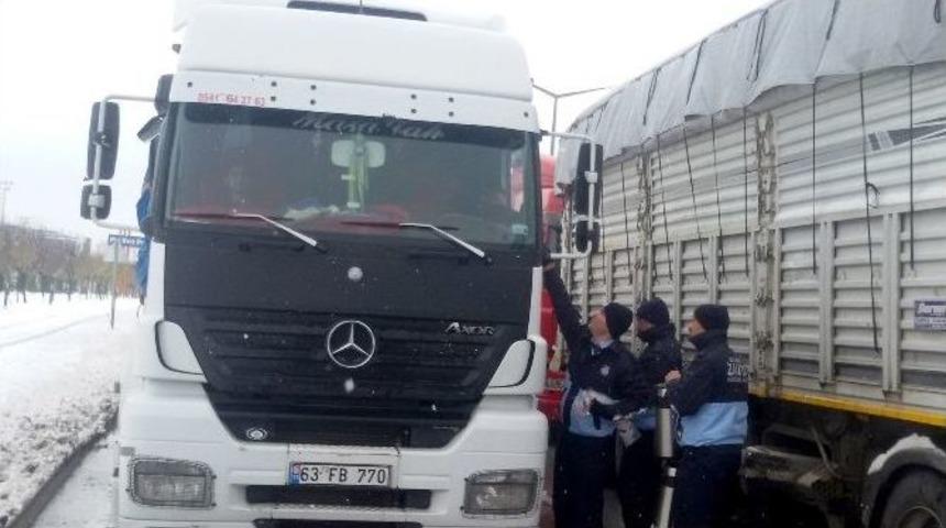 B&uuml;y&uuml;kşehir Zabıtadan Yolda Kalan S&uuml;r&uuml;c&uuml;lere Kumanya