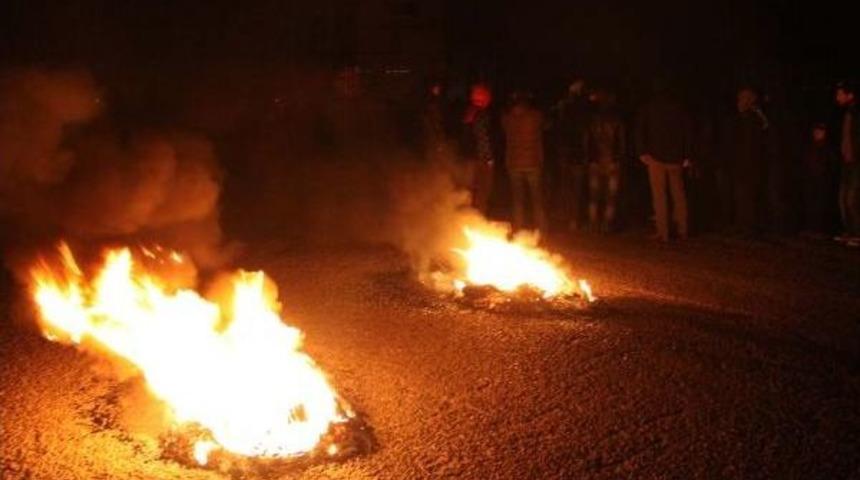Lastik Yakıp Yol Kapatarak Elektrik Kesintilerini Protesto Ettiler