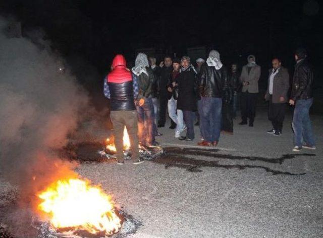 Lastik Yakıp Yol Kapatarak Elektrik Kesintilerini Protesto Ettiler