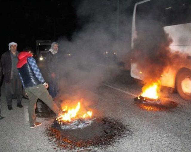 Lastik Yakıp Yol Kapatarak Elektrik Kesintilerini Protesto Ettiler