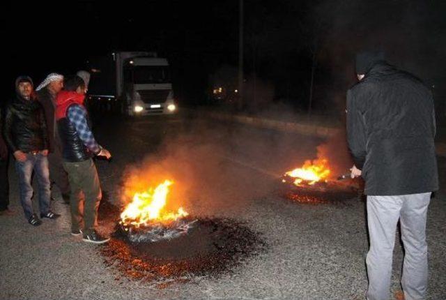 Lastik Yakıp Yol Kapatarak Elektrik Kesintilerini Protesto Ettiler