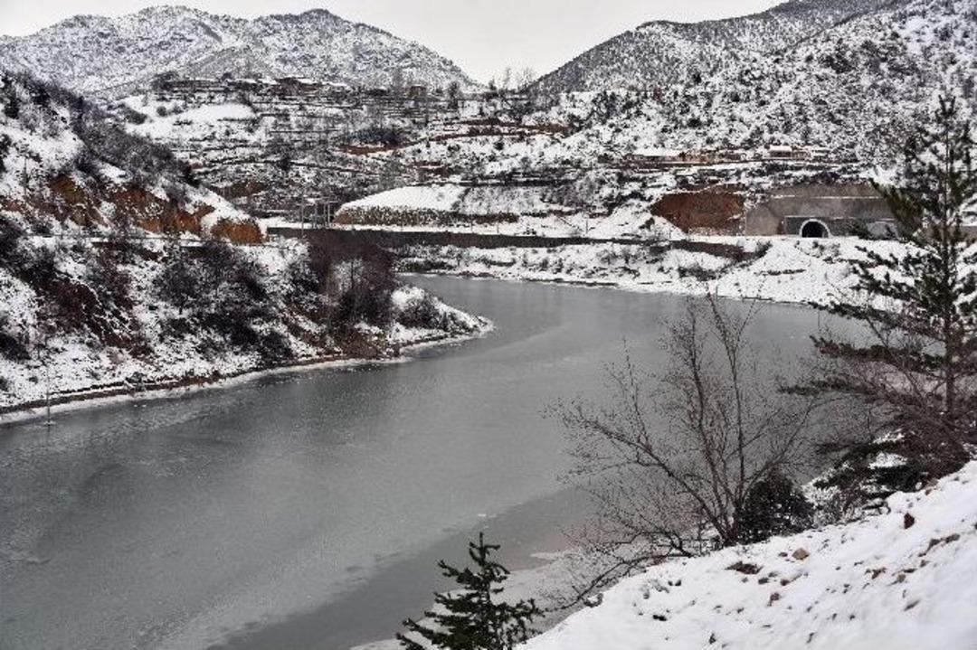G&uuml;m&uuml;şhane&rsquo;de Soğuk Hava Baraj Dondurdu