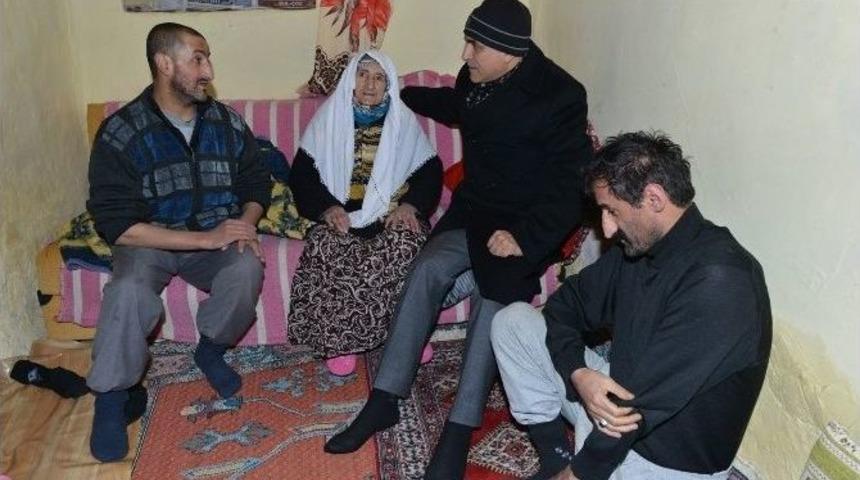 Yakutiye Belediye Başkanı Yoksul Evlerin Kapısını &Ccedil;alıyor