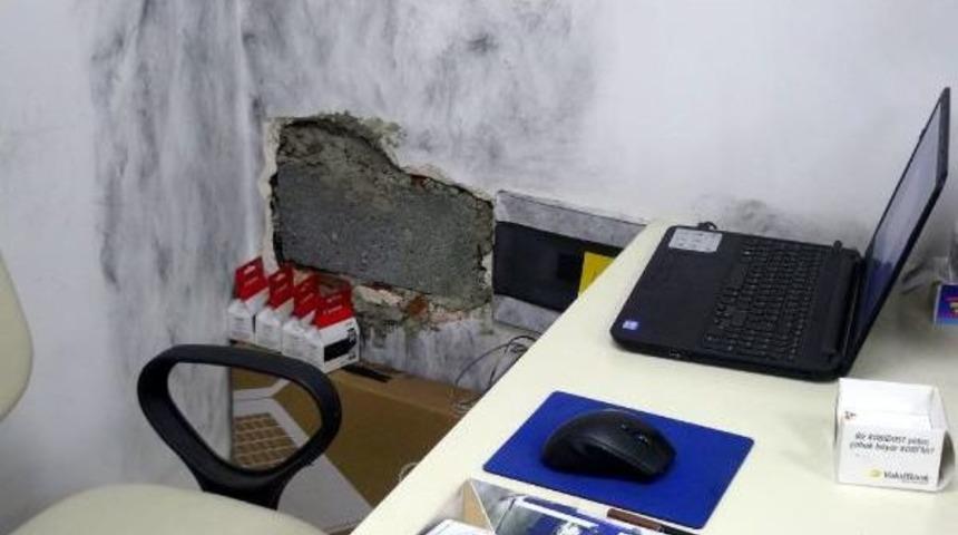 DUVARI DELİP, 12 DİZ&Uuml;ST&Uuml; BİLGİSAYARI &Ccedil;ALDI