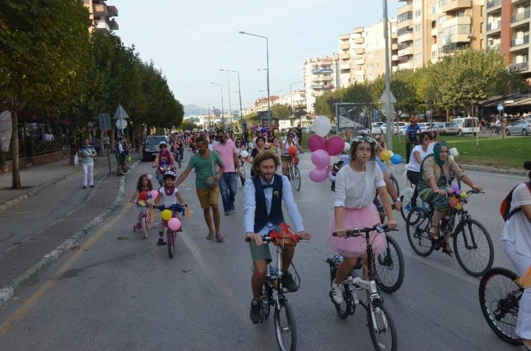 &lsquo;s&uuml;sl&uuml; Kadınlar&rsquo; Bursa&rsquo;da Caddeleri &Ccedil;i&ccedil;eğe &Ccedil;evirdi