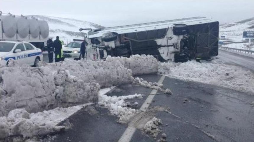 KAR YIĞININA &Ccedil;ARPAN MİDİB&Uuml;S DEVRİLDİ: 3 YARALI