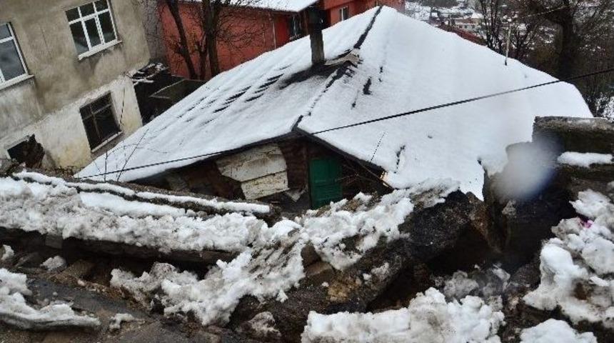 Zonguldak&rsquo;ta İstinat Duvarı Evin &Ccedil;atısına &Ccedil;&ouml;kt&uuml;