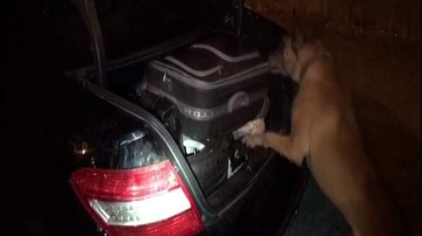 L&uuml;ks Otomobilde 10 Kilo Esrar Ele Ge&ccedil;irildi