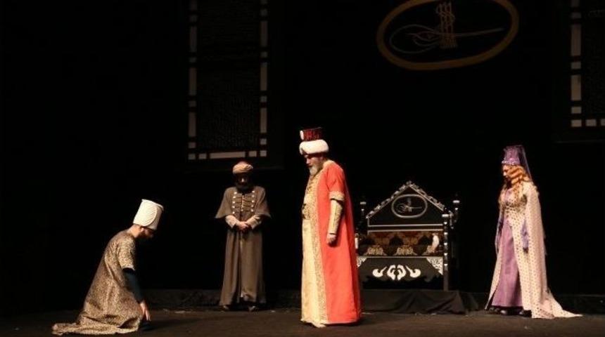 Ya Devlet Başa Ya Kuzgun Leşe Oyunu Seyirciyle Buluştu