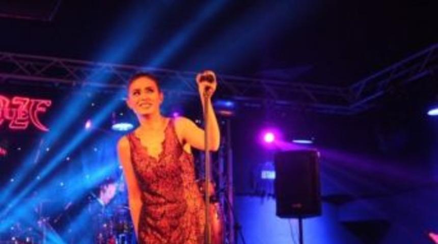 Yıldız Tilbe İzmir&rsquo;de Hayranlarıyla Buluştu