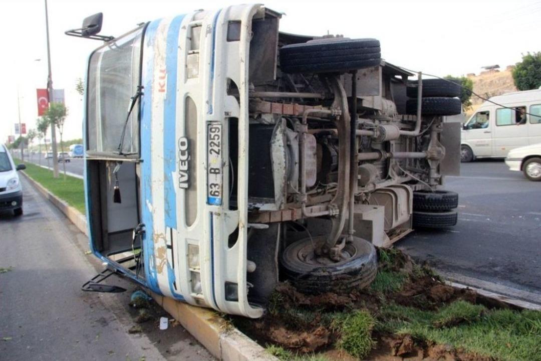 Yolcu Minib&uuml;s&uuml; Takla Attı: 2 Yaralı