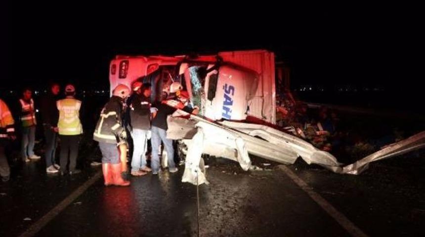 Kamyon Devrildi: 1 &Ouml;l&uuml;